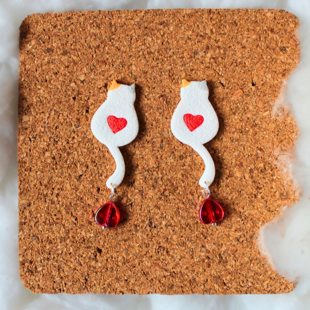 Cercei Medii - Cercei Love Kitty albi cu design romantic
