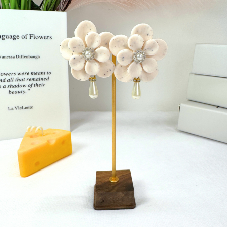 Cercei Pearl Petal albi cu perle delicate [2]