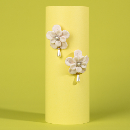 Primavara - Cercei Pearl Petal albi cu perle delicate