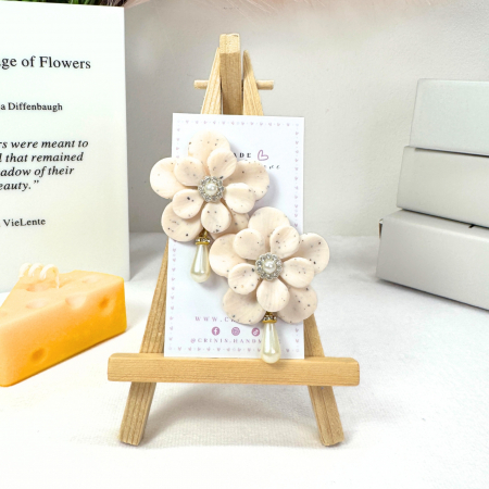 Cercei Lungi - Cercei Pearl Petal albi cu perle delicate