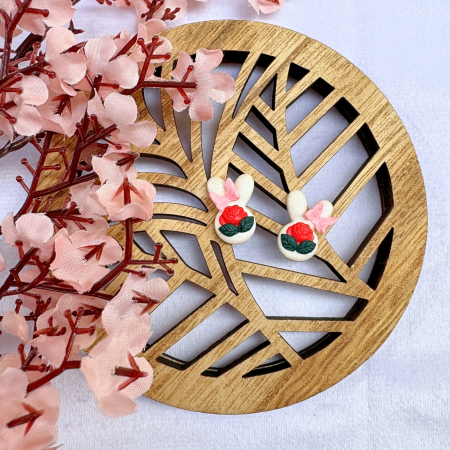 Cercei Studs - Cercei albi Rose Bunny cu design pascal