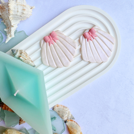 Fundite - Cercei cu scoici albe și fundiță roz