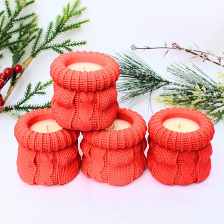 ... in recipiente turnate manual - Lumanare Cozy Wine rosie cu design festivas