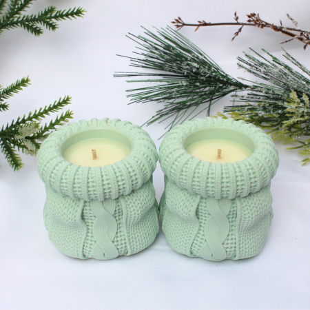 ... in recipiente turnate manual - Lumanare Cozy Wine verde cu design elegant