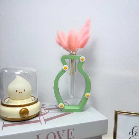 Vază verde pastel Daisy Hug cu flori albe [2]
