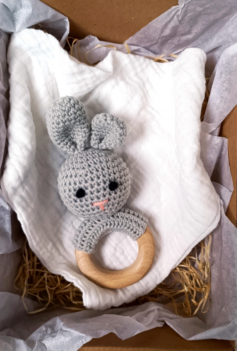 Set cadou - Jucarie dentitie iepure gri crosetat - babetica alba [1]