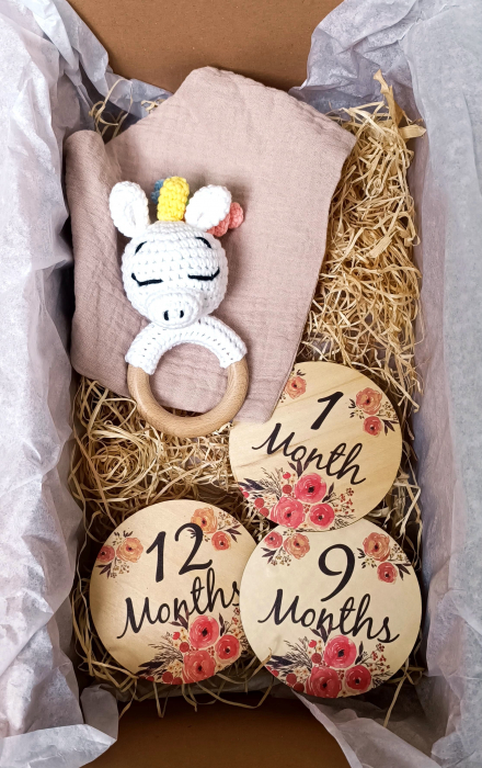 Set cadou - Jucarie dentitie unicorn crosetat - suport silicon suzeta - carduri din lemn aniversare lunara [1]