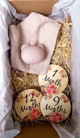 Seturi cadou - Set cadou - Babetica roz - suport silicon suzeta - carduri din lemn aniversare lunara