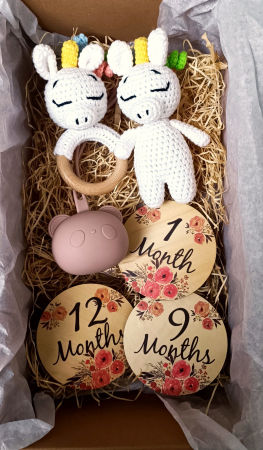 Seturi cadou - Set cadou - Unicorn crosetat - jucarie dentitie unicorn crosetat - suport silicon suzeta - carduri din lemn aniversare lunara