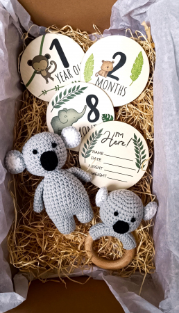 Seturi cadou - Set cadou bebelusi - jucarie crosetata Koala - jucarie dentitie crosetata Koala - carduri din lemn aniversare lunara