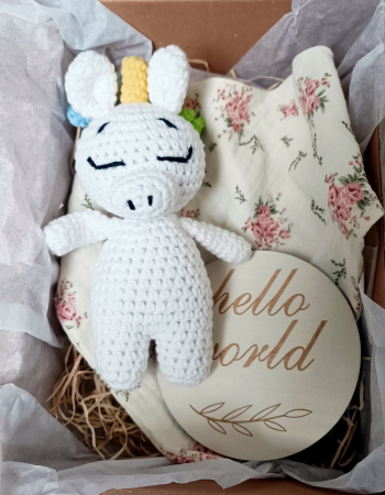 Seturi cadou - Set cadou - Jucarie Unicorn crosetat - babetica alb cu flori