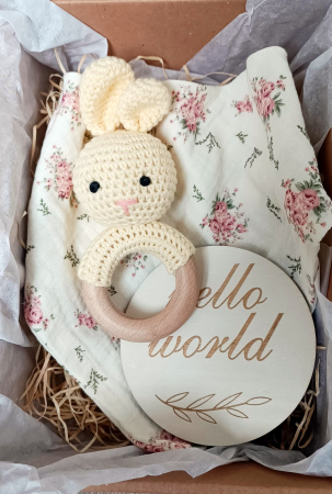 Seturi cadou - Set cadou - Jucarie dentitie iepure galben crosetat - babetica alb cu flori