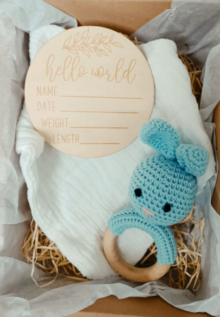 Seturi cadou - Set cadou - Jucarie dentitie iepure albastru crosetat - babetica alb