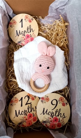 Seturi cadou - Set cadou - Jucarie dentitie iepure roz crosetat - babetica alba - carduri din lemn aniversare lunara