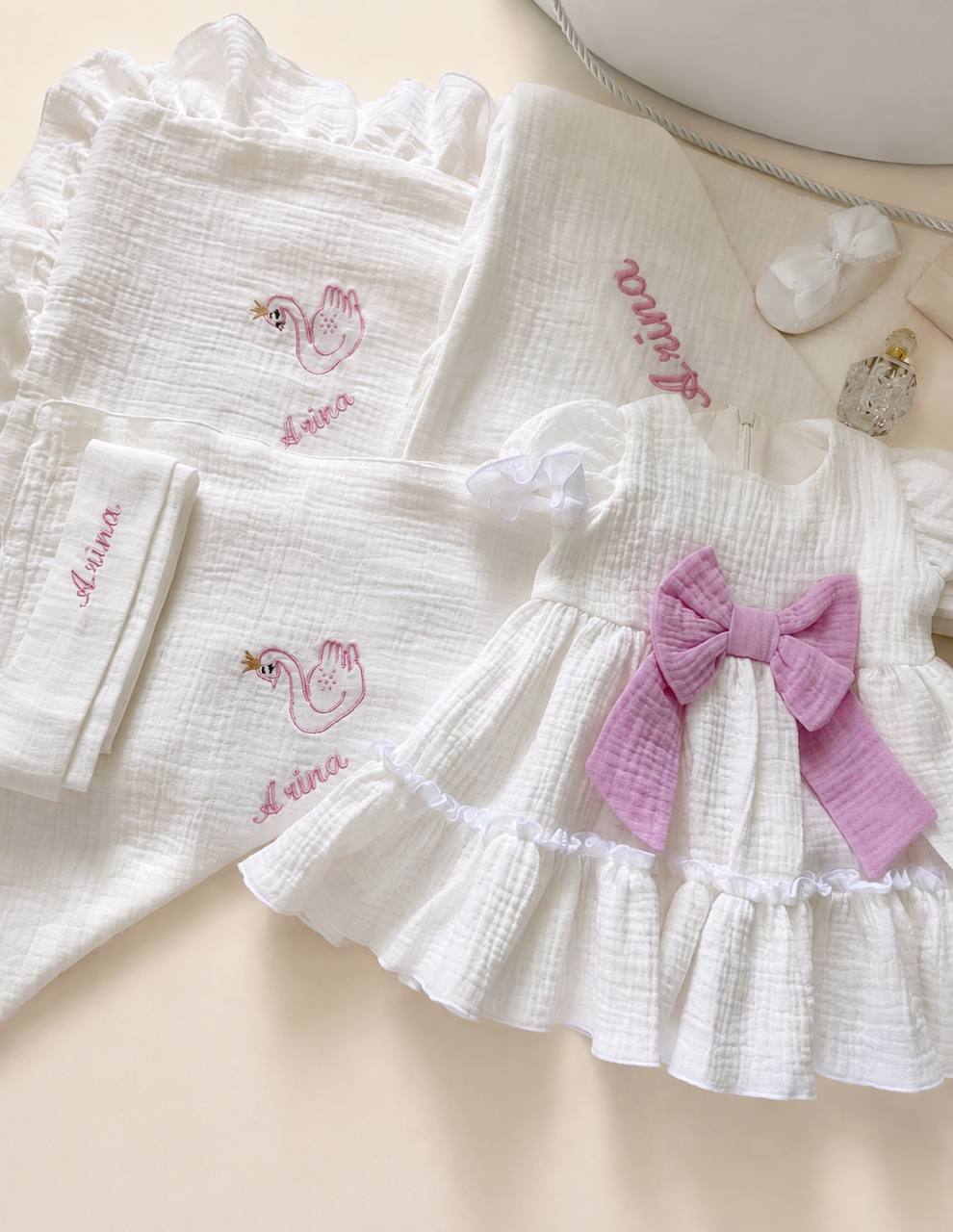 Set trusou botez personalizat si rochita din muselina organica [2]