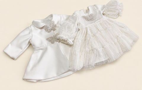 Tinute botez fete - Set elegant pentru fetiță Daria, format din rochiță delicată cu dantelă și tull, paltonaș asortat cu aplicații decorative în formă de fluture. Ideal pentru botez, aniversări, ceremonii și alte evenimente speciale.