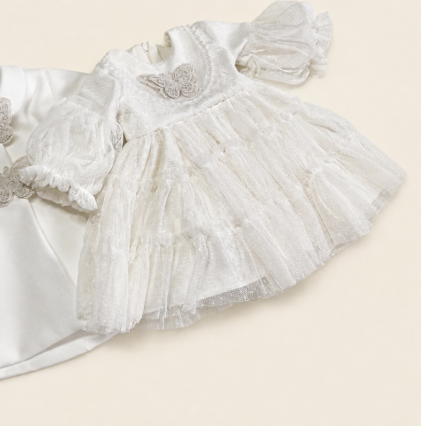 Set elegant pentru fetiță Daria, format din rochiță delicată cu dantelă și tull, paltonaș asortat cu aplicații decorative în formă de fluture. Ideal pentru botez, aniversări, ceremonii și alte evenimente speciale. [1]