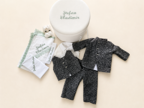 Set Trusou Botez Personalizat Arthur, Costumaș 4 Piese din Stofa, Trusou Bumbac și Cufăr Buretat [1]