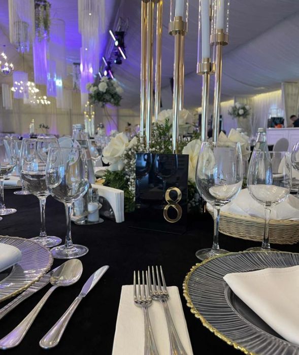 Numere de masă festive din plexi negru cu cifre aurii – nuntă & botez elegante [2]