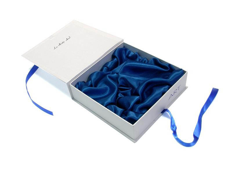 Cutie cu funda pentru cosmetice