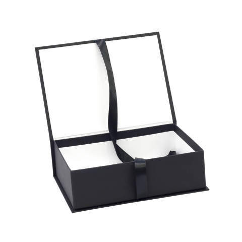 Cutie neagra cu funda pentru cadouri [1]