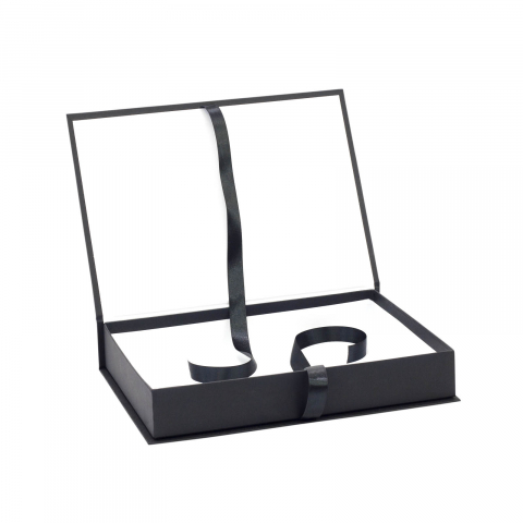 Cutie neagra cu funda pentru cadouri [1]