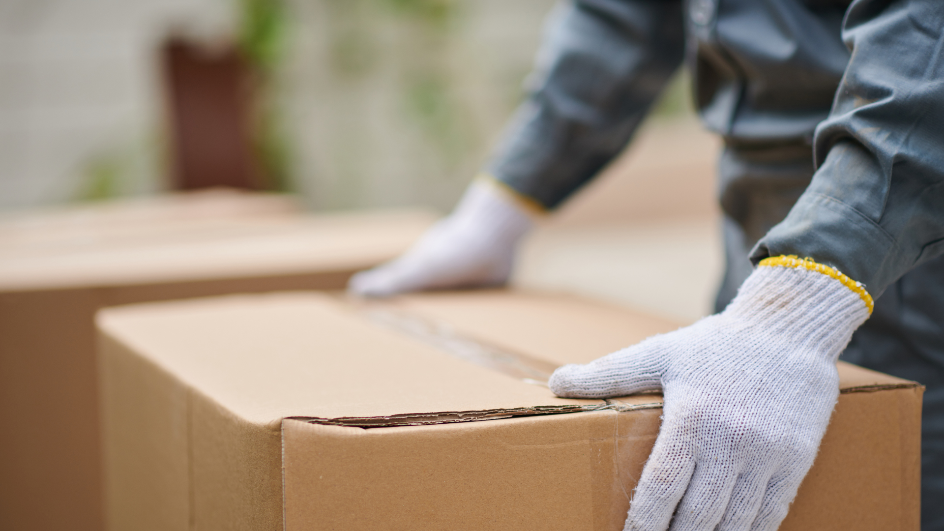 Cum se fabrică o cutie din carton? Etapele de la hârtie reciclată la ambalajul final