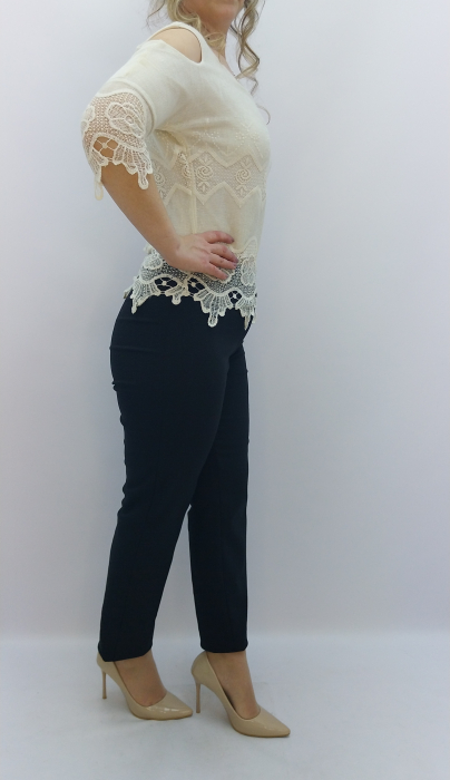 bluza-dama-crem-dantela-umeri-decupati-dadas.jpg [8]