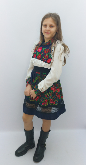 costum-traditional-popular-maramures-fete-camasa-alba-fusta-inflorata-albastra-haine-traditionale-atelier-dadas-doraly-constanta.jpg [2]