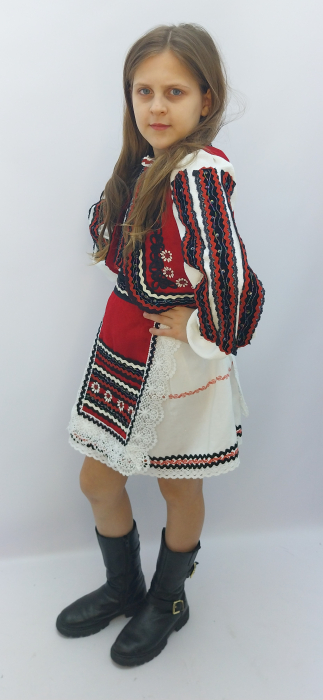 costum-traditional-popular-fete-camasa-alba-fusta-fote-rosii-haine-copii-atelier-dadas-constanta-fabricat-in-romania.jpg [2]