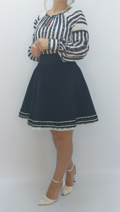 Costum popular tradițional românesc pentru femei – ie cu negru și fustă traditionala clos elegantă [7]