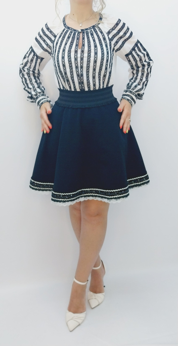 Costum popular tradițional românesc pentru femei – ie cu negru și fustă traditionala clos elegantă [8]