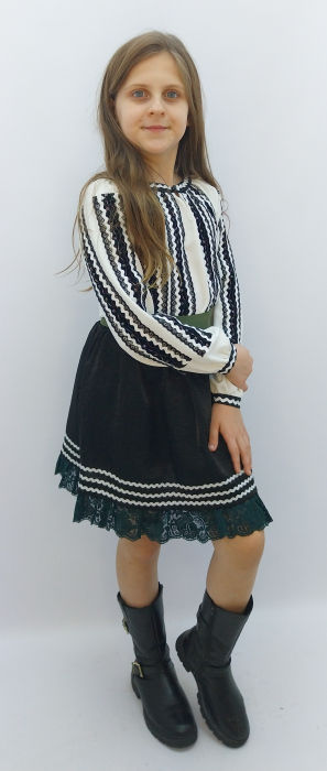costum-traditional-popular-stilizat-ie-alba-broderie-neagra-si-fusta-fete-atelier-dadas-doraly-constanta.jpg [4]