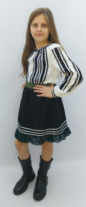 costum-traditional-popular-stilizat-ie-alba-broderie-neagra-si-fusta-fete-atelier-dadas-doraly-constanta.jpg [3]