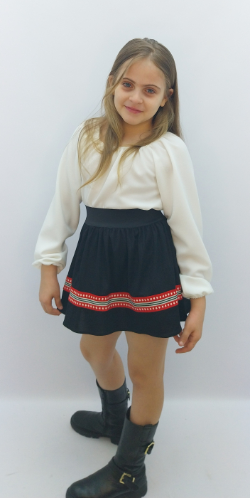 fusta-sport-fete-bleumarin-benzi-rosii-albe-haine-copii-doraly-constanta-atelier-dadas.jpg [9]