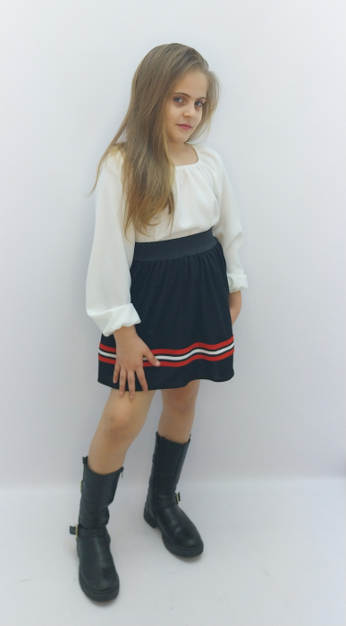 fusta-sport-fete-bleumarin-benzi-rosii-albe-haine-copii-doraly-constanta-atelier-dadas.jpg [5]