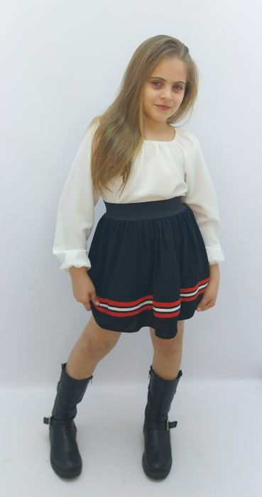 fusta-sport-fete-bleumarin-benzi-rosii-albe-haine-copii-doraly-constanta-atelier-dadas.jpg [7]