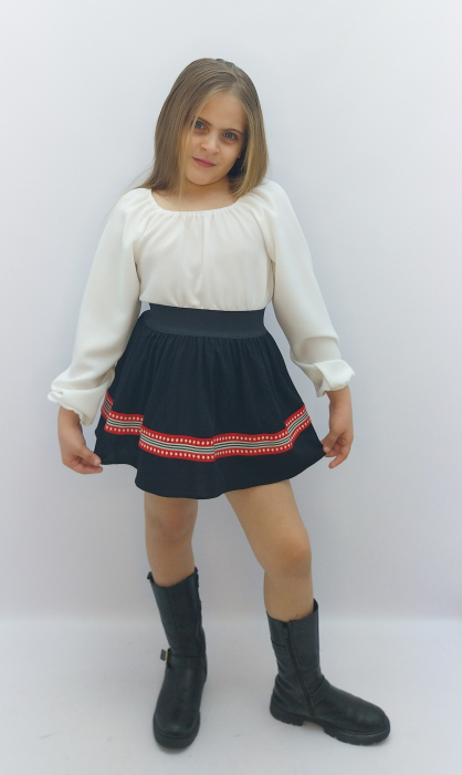 fusta-sport-fete-bleumarin-benzi-rosii-albe-haine-copii-doraly-constanta-atelier-dadas.jpg [8]