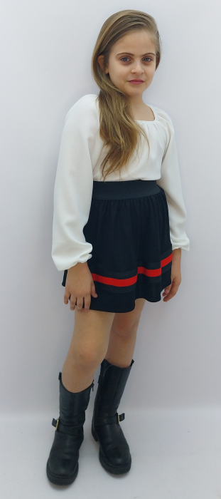 fusta-sport-fete-bleumarin-benzi-rosii-albe-haine-copii-doraly-constanta-atelier-dadas.jpg [2]