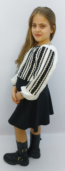 ie-fete-traditionala-crep-catifea-neagra-zig-zag-bluza-populara-copii-fabricata-in-romania-dadas-doraly-mall-constanta.jpg [2]