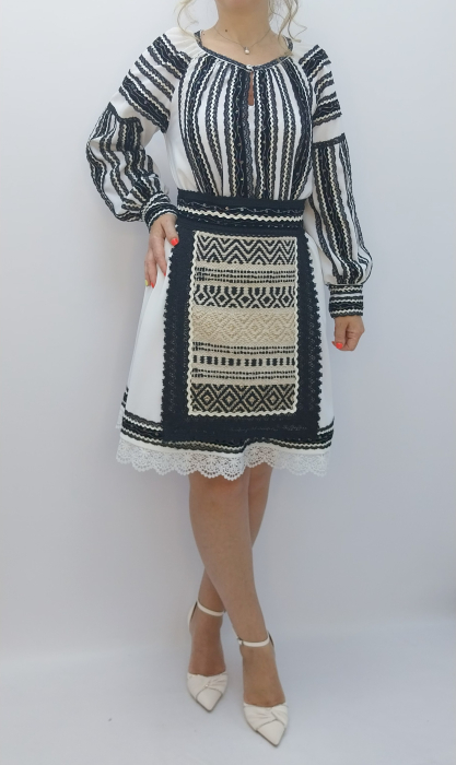 ie-traditionala-populara-romaneasca-alb-negru-dadas-constanta.jpg [8]