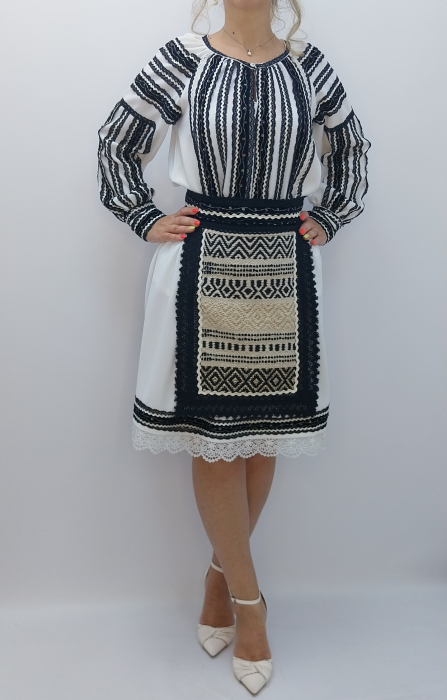 ie-traditionala-populara-romaneasca-alb-negru-dadas-constanta.jpg [4]