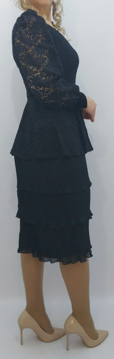 rochie-eleganta-neagra-din-dantela-cu-voal-plisat-si-centura-catifea-rochie-midi-de-ocazie-cu-decolteu-in-v-si-maneci-bufante [3]