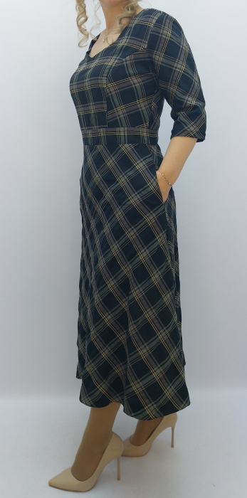 Rochie elegantă midi din stofă fină în carouri, cu decolteu în V și buzunare laterale. Un design clasic reinterpretat cu rafinament modern. [3]