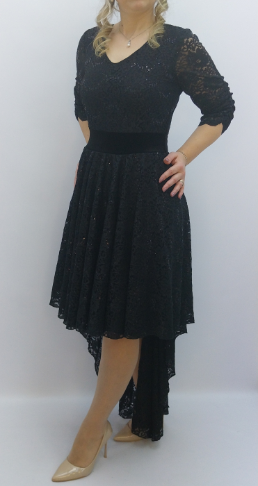 Rochie premium din dantelă neagră, cu croială high-low, talie marcată și mâneci trei-sferturi. Elegantă, sofisticată, ideală pentru evenimente speciale, cocktail și seri de gală. [2]