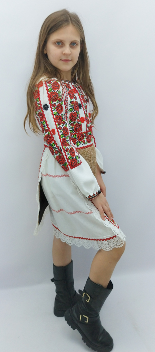 costum-popular-traditional-pentru-fete-cu-broderie-florala-rosie-ie-romaneasca-eleganta-copii-dadas.jpg [3]