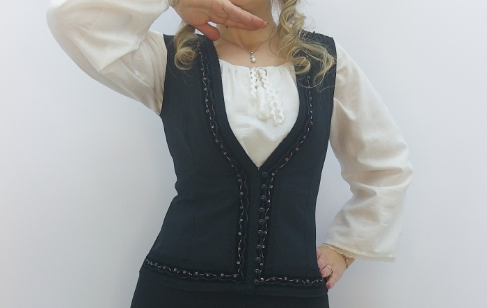 Vestă Damă din Stofă Neagră Elastică, Taliată, cu Influențe Tradiționale Ușoare – Dadas [8]