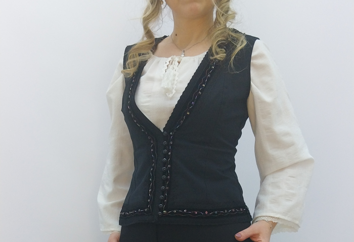 Vestă Damă din Stofă Neagră Elastică, Taliată, cu Influențe Tradiționale Ușoare – Dadas [6]