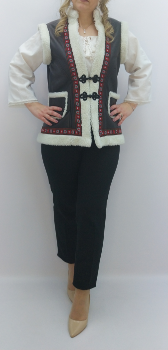 Vestă tradițională îmblănită cu broderie și închizători metalice, realizată din materiale premium. Perfectă pentru ținute folk, festivaluri, evenimente culturale și stil tradițional reinterpretat modern. [3]