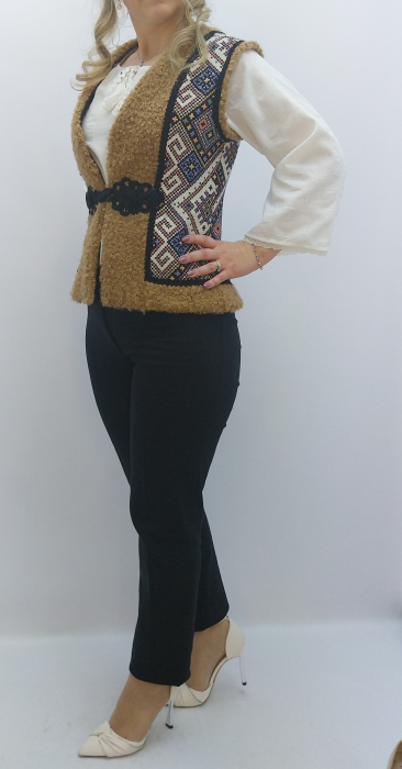 Vestă tradițională damă îmblănită, material moale, panouri laterale cu motive geometrice, cleme metalice, croială comodă. Ideală pentru iarnă și ținute tradiționale. [6]